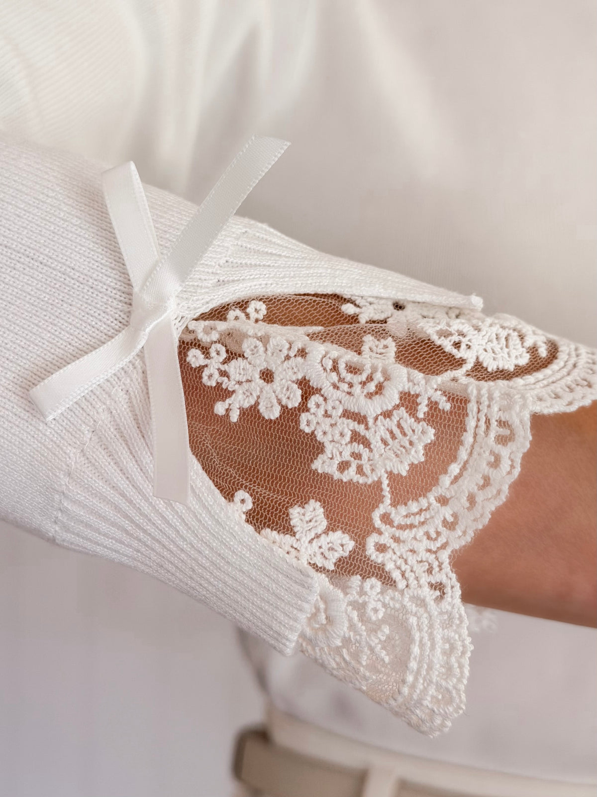 Lovely Lace Bow Pull