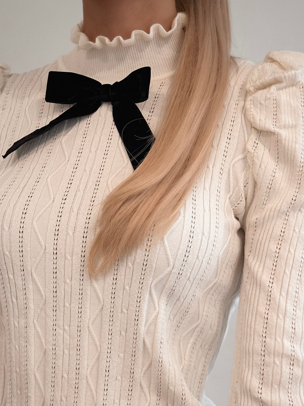 Chic Cream Bow Pull
