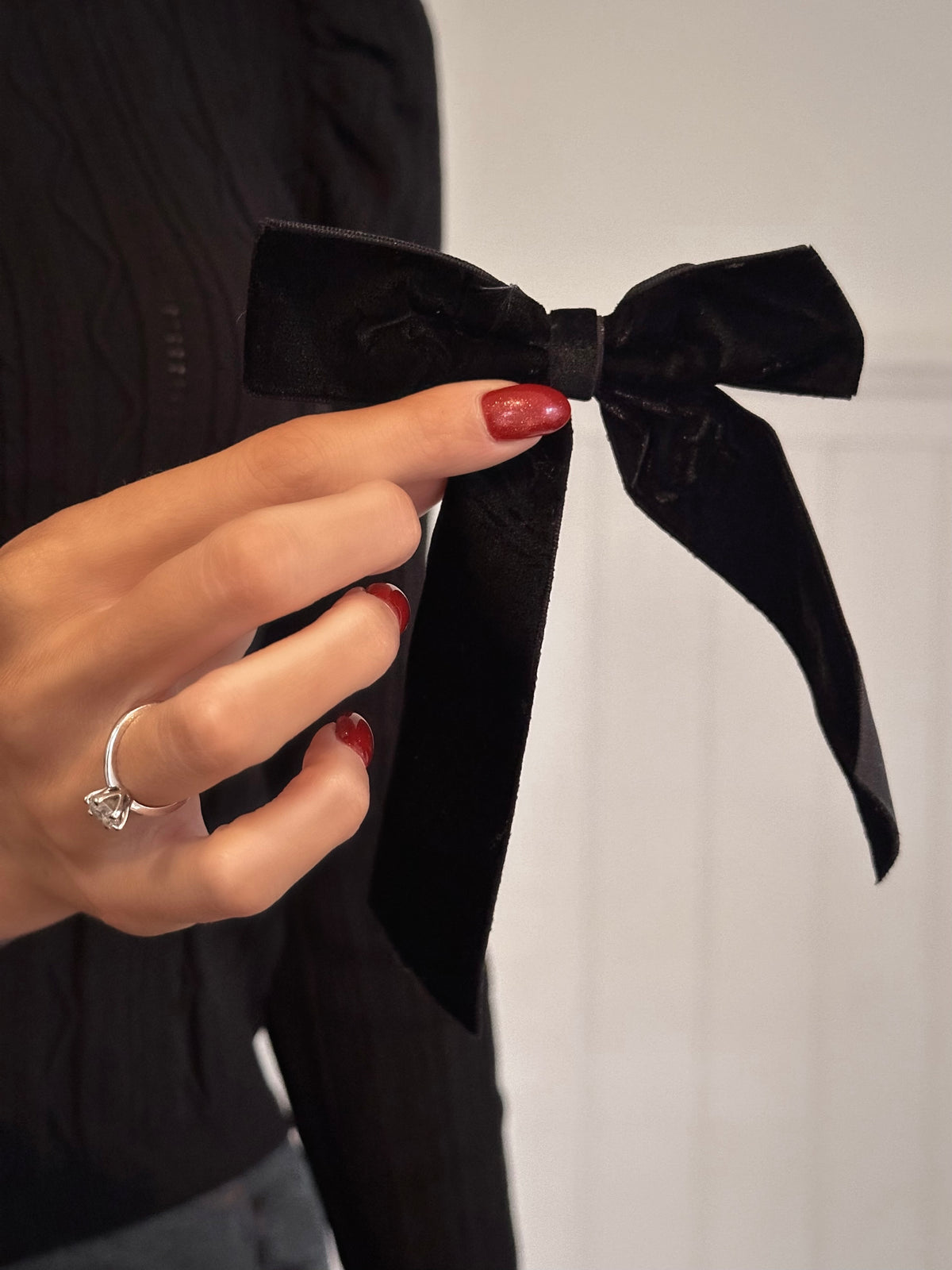 Chic Black Bow Pull